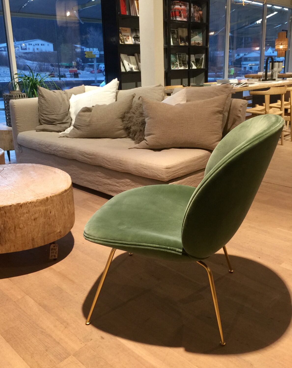 Gubi Beetle Lounge Chair Fully Upholstered velvet - Matt Brass legs kr