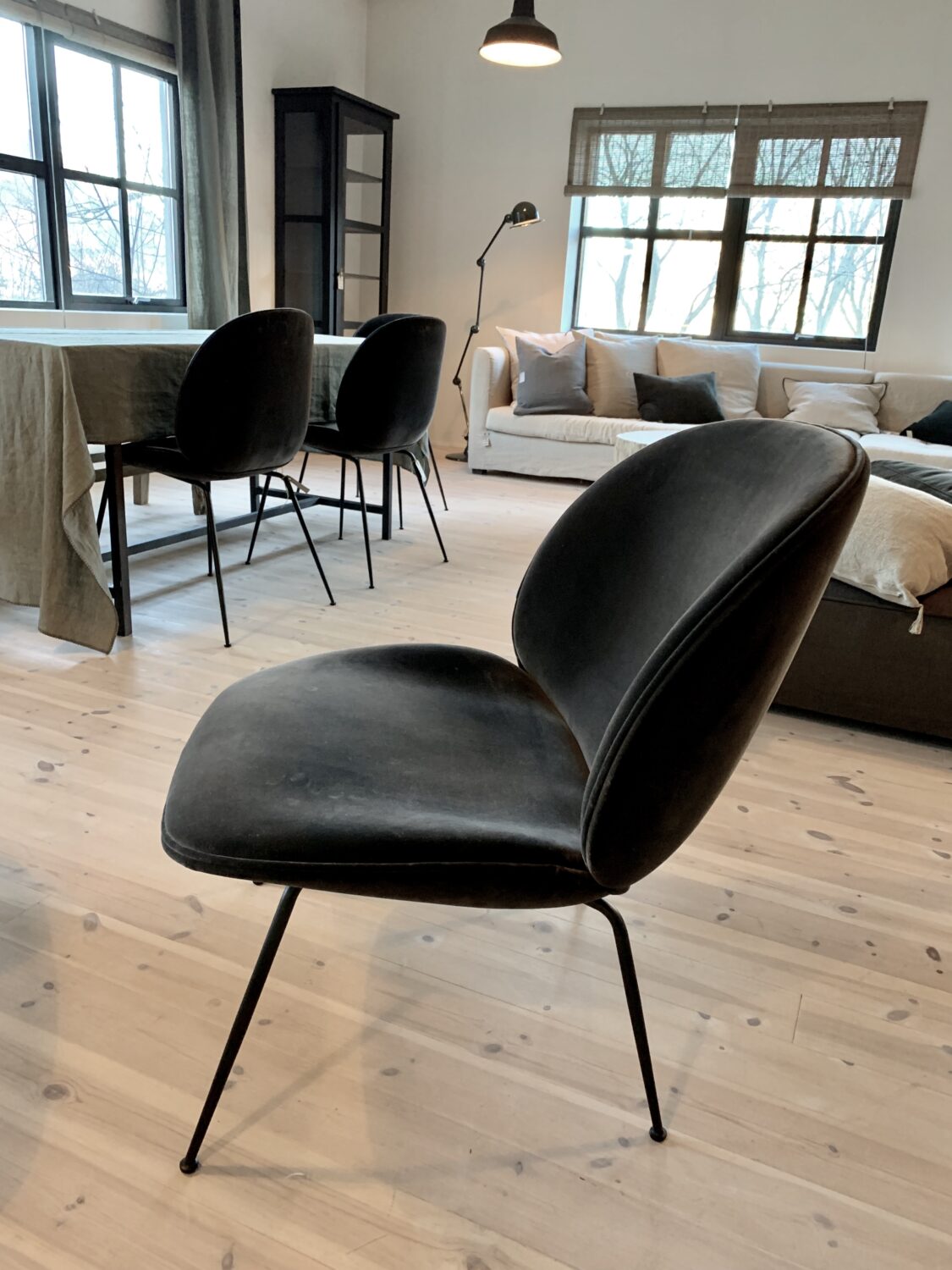 Gubi Beetle Lounge Chair Fully Upholstered velvet - Black matt legs kr