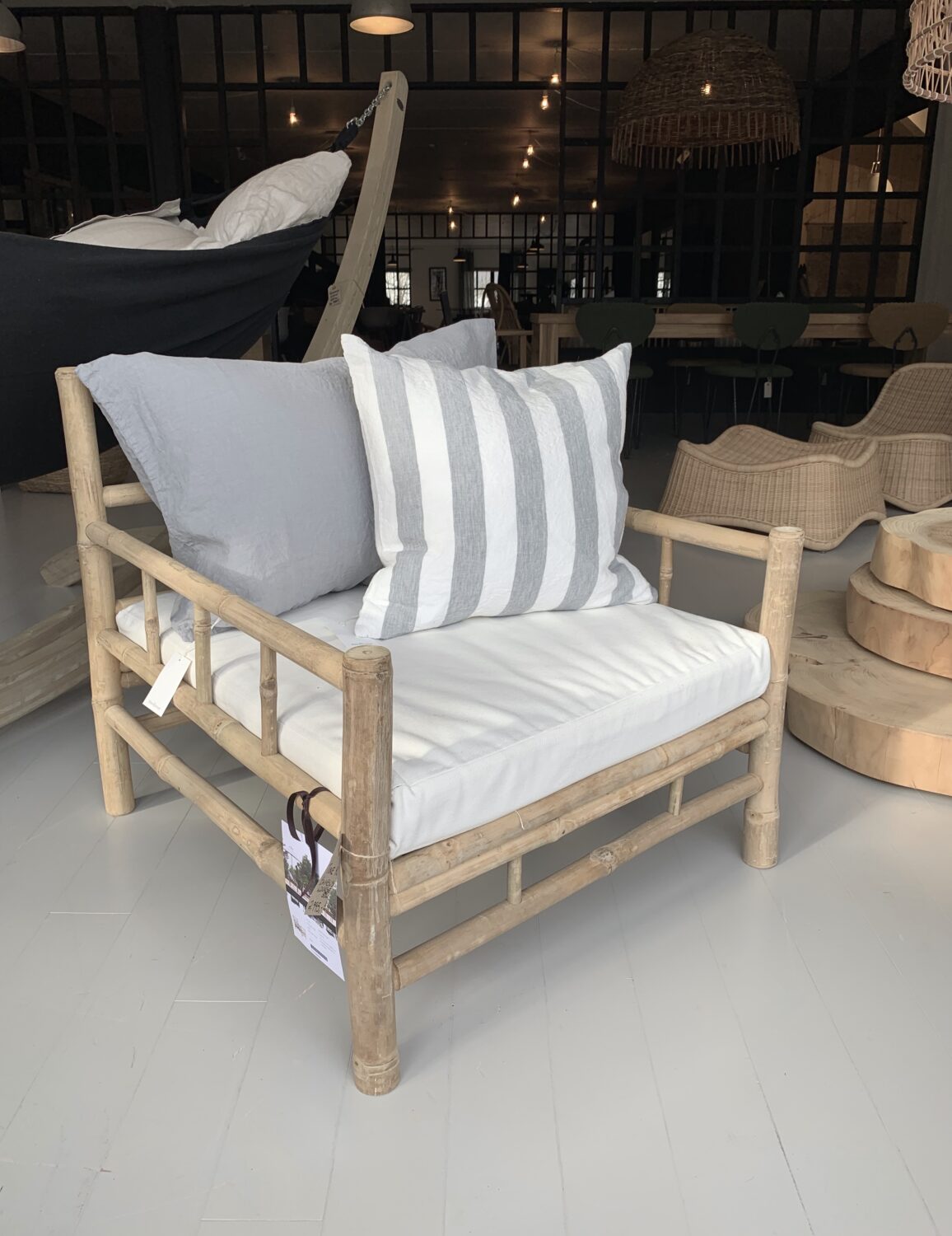 TineKhome Bambus lounge stol 76x76cm Høyde 70cm inkl. hvit TineKhome Bambus lounge stol 76x76cm Høyde 70cm inkl. hvit