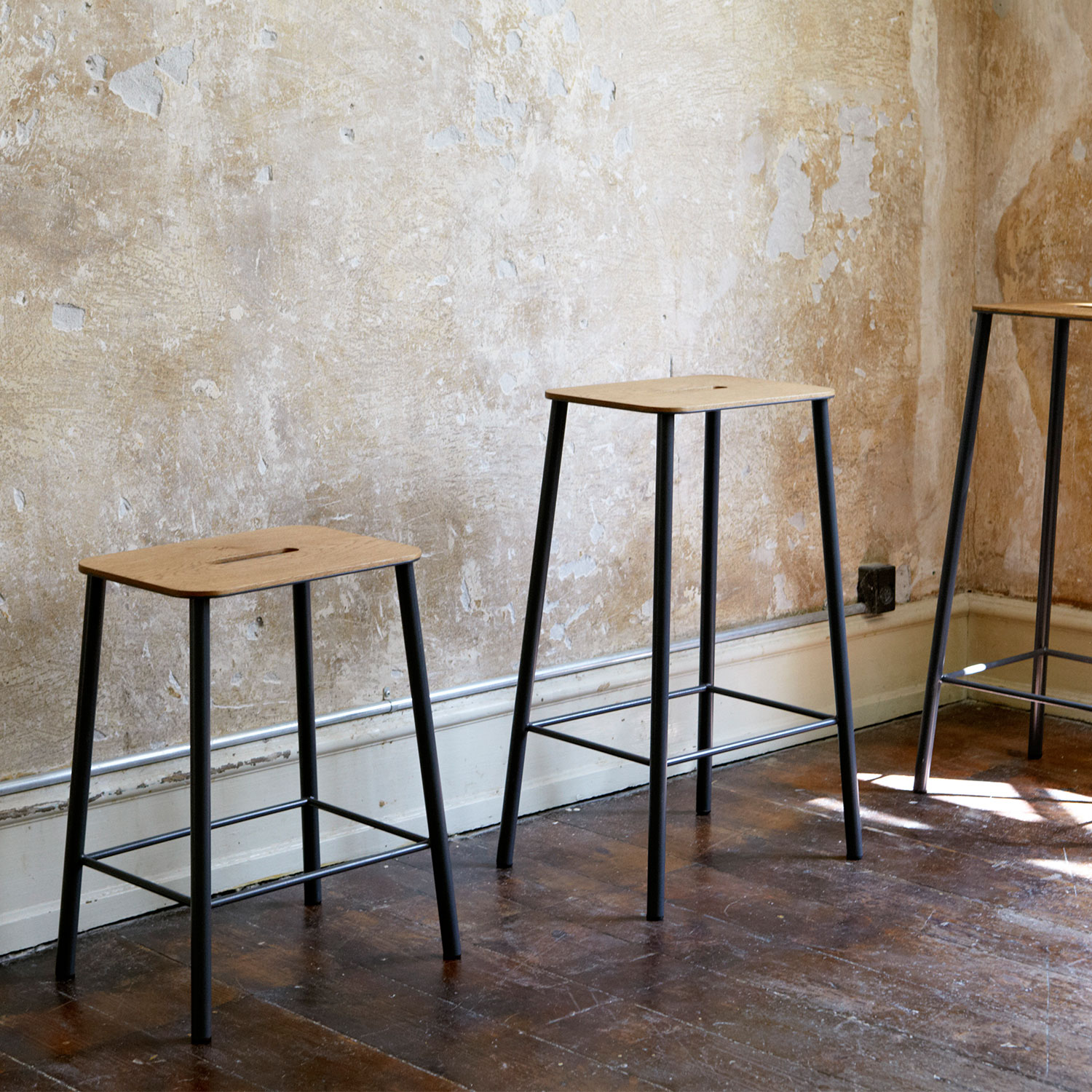 Frama Adam stool bilde 2 Olen Mobel Frama Adam barstol Eik Black steel Høyde 65cm Olen Mobel