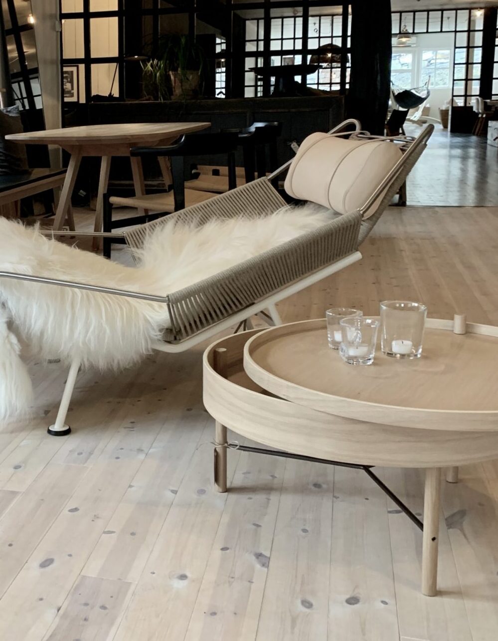 20% Audo Turning table Natural Oak & Black Chrome. Ø65cm