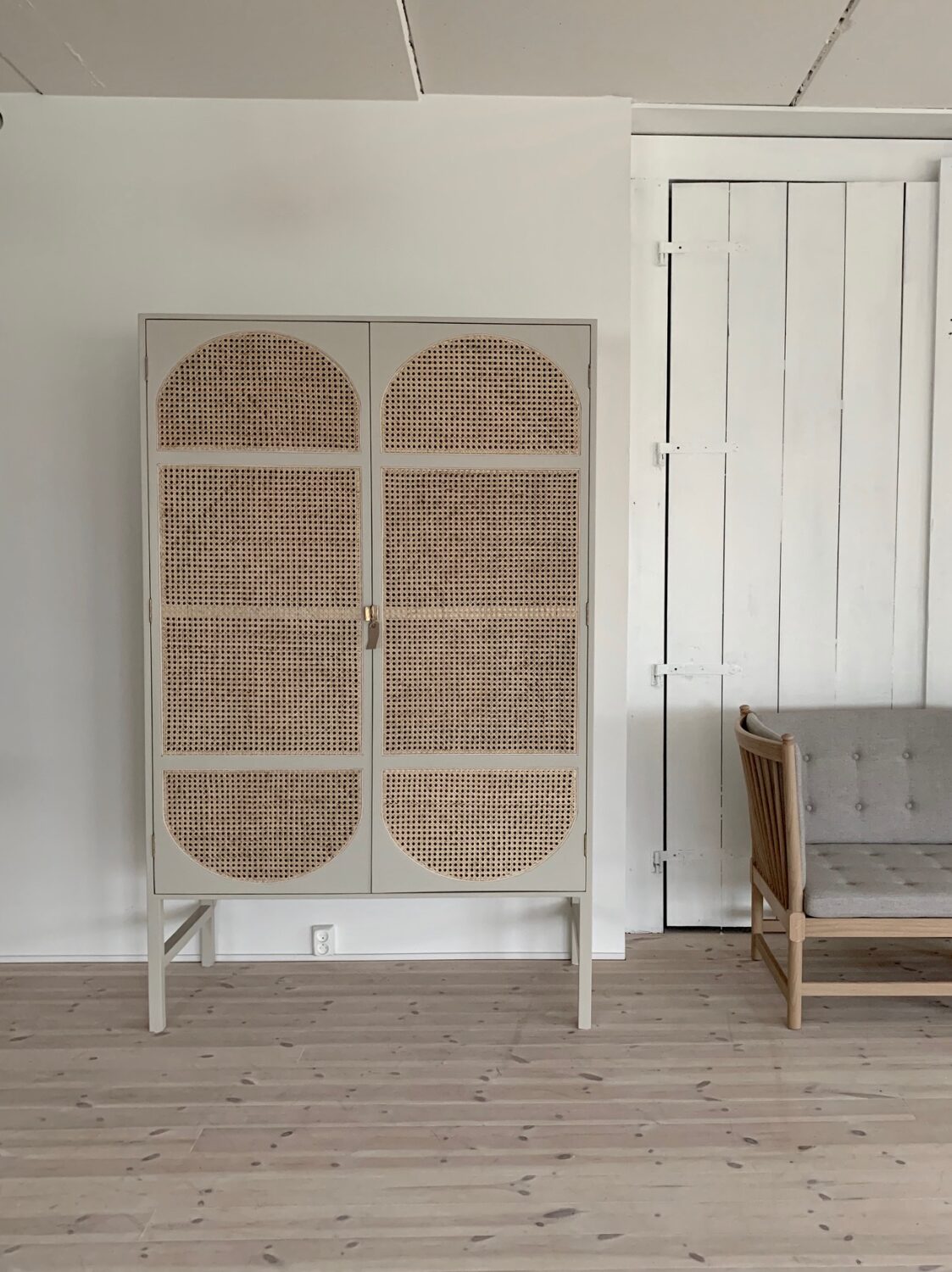 HK Living Retro skap 125x50cm høyde 200cm kr 20 990. Olen Mobel House Doctor Woodie lenestol tre LIVING AND CO.