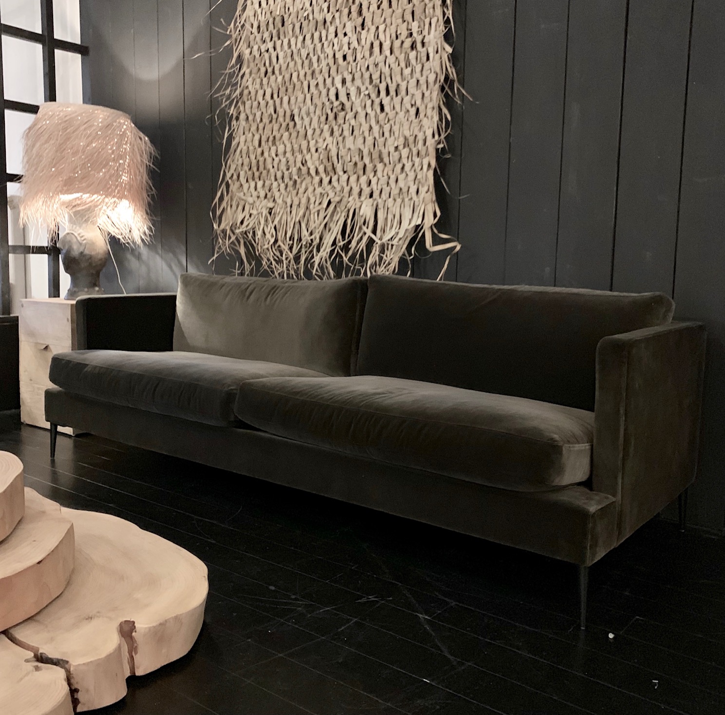 Forms Lennox sofa 207x87cm. Stoff Designers Gulid. IKKE Straen Interiør – Lennox stol