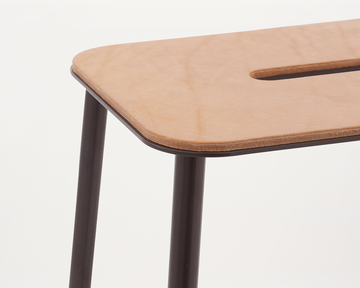 Frama Adam barstol Natural Leather Black steel Høyde 65cm Frama Adam barstol Eik Black steel Høyde 65cm Olen Mobel
